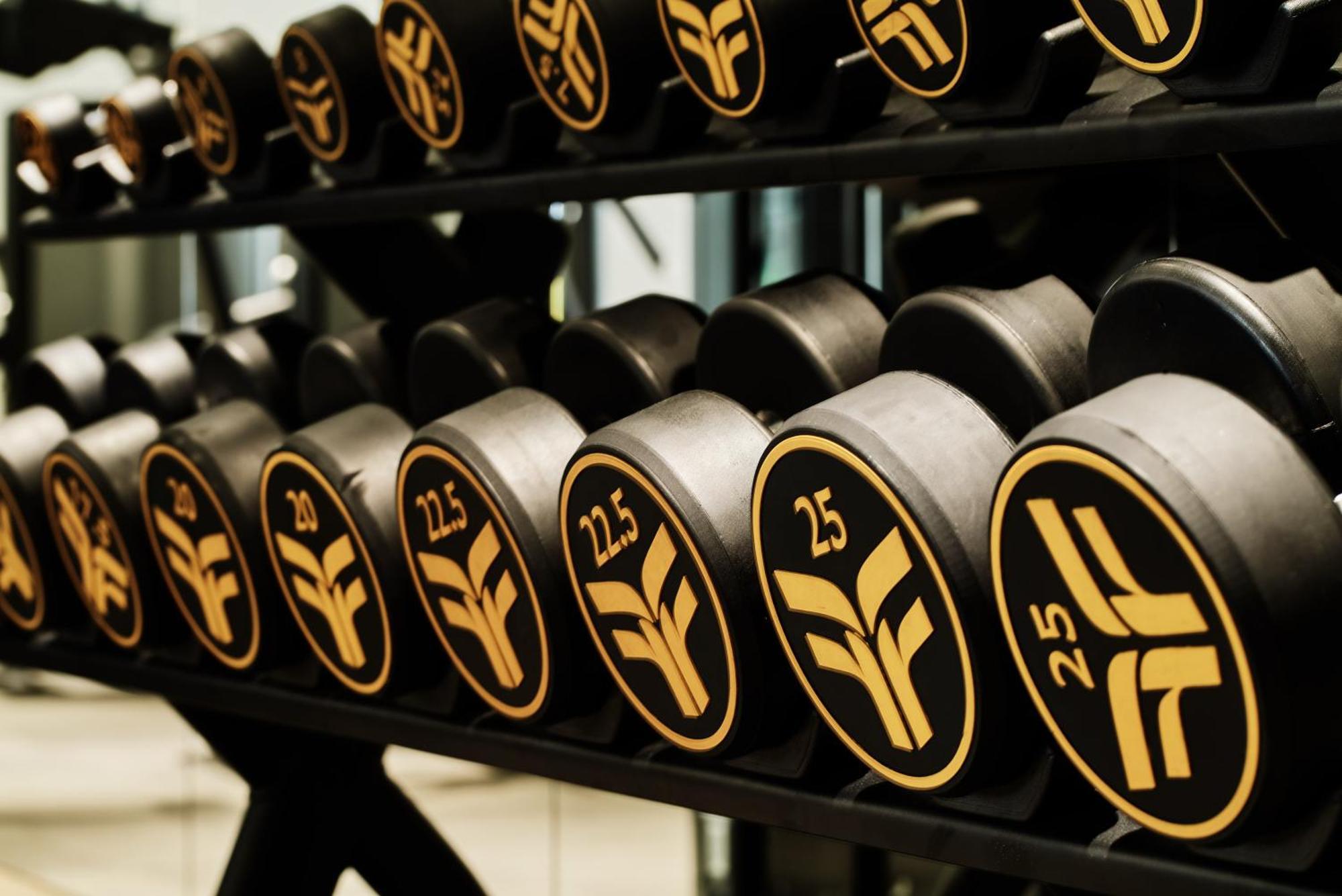 City Of Dreams Mediterranean - Integrated Resort, Casino & Entertainment Лимасол Екстериор снимка Dumbbells at a gym