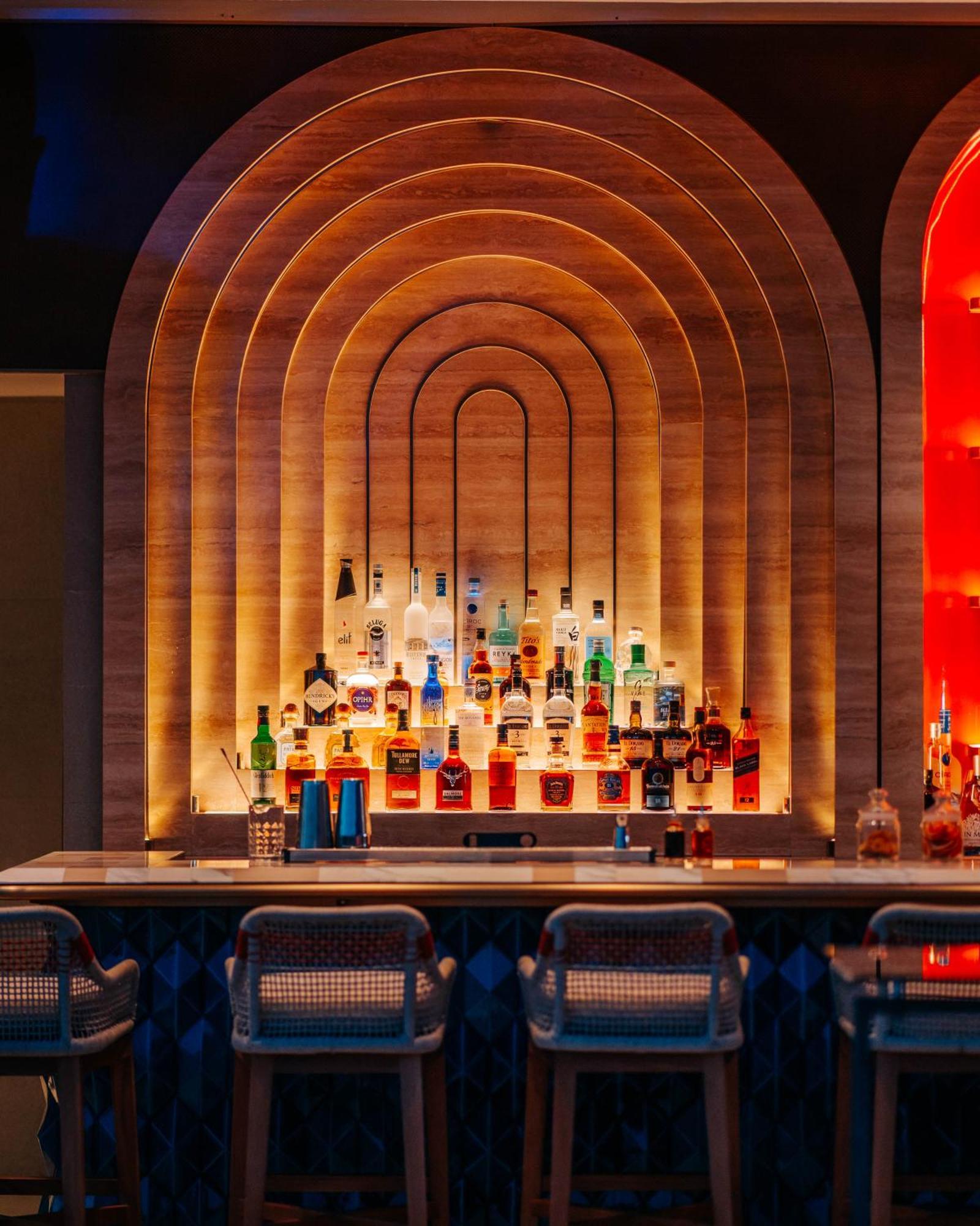 City Of Dreams Mediterranean - Integrated Resort, Casino & Entertainment Лимасол Екстериор снимка The bar at the 1930s themed bar, The 3030