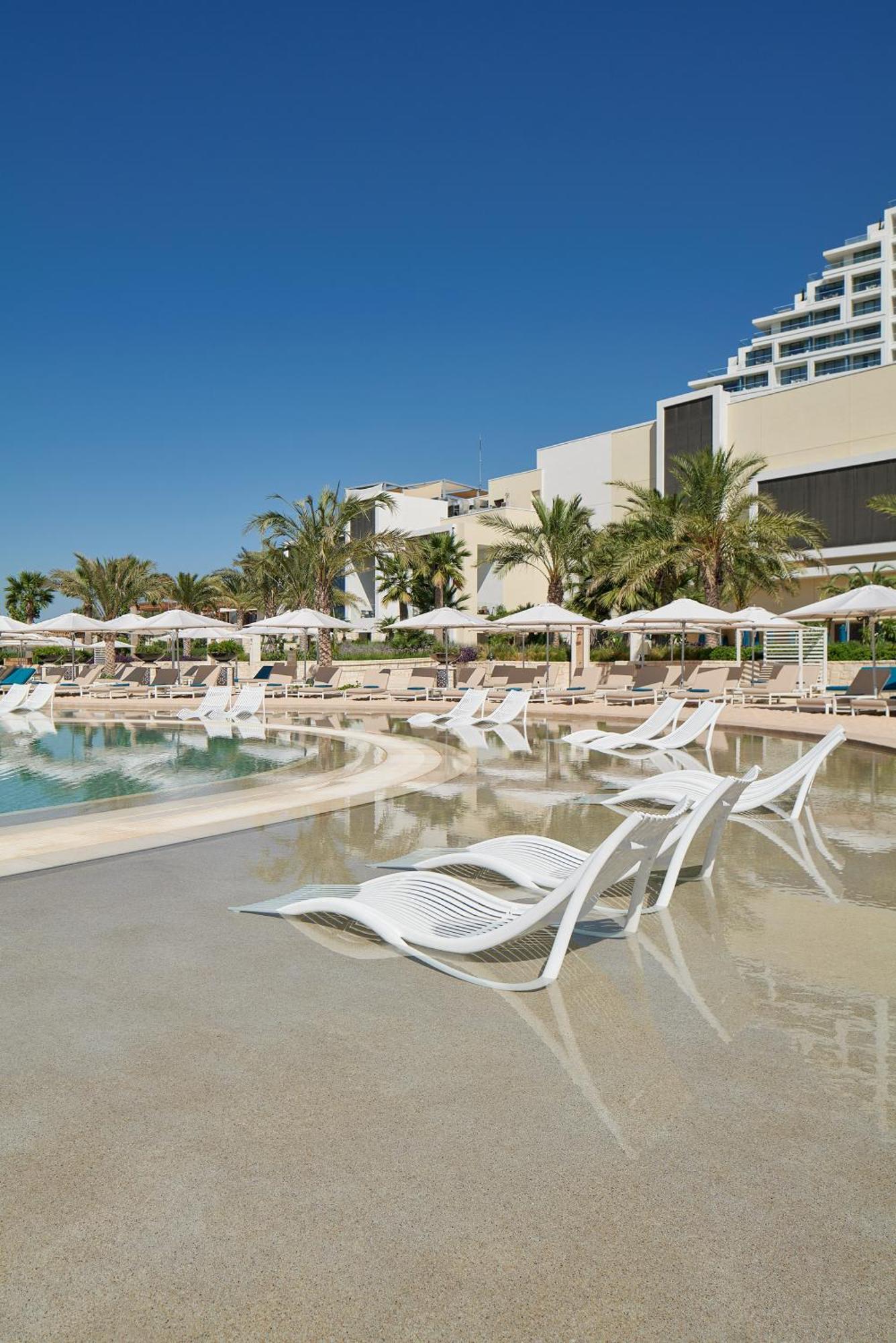 City Of Dreams Mediterranean - Integrated Resort, Casino & Entertainment Лимасол Екстериор снимка The swimming pool at the hotel
