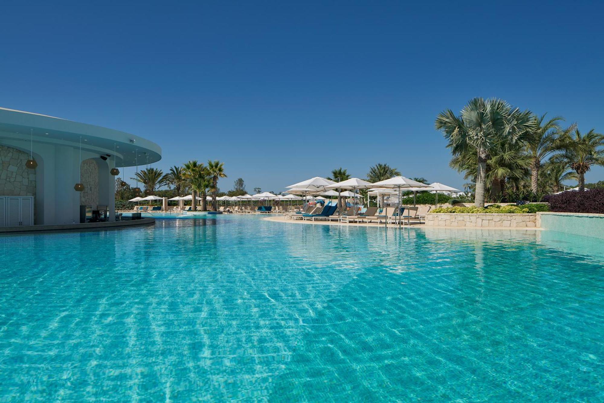 City Of Dreams Mediterranean - Integrated Resort, Casino & Entertainment Лимасол Екстериор снимка The swimming pool at the resort