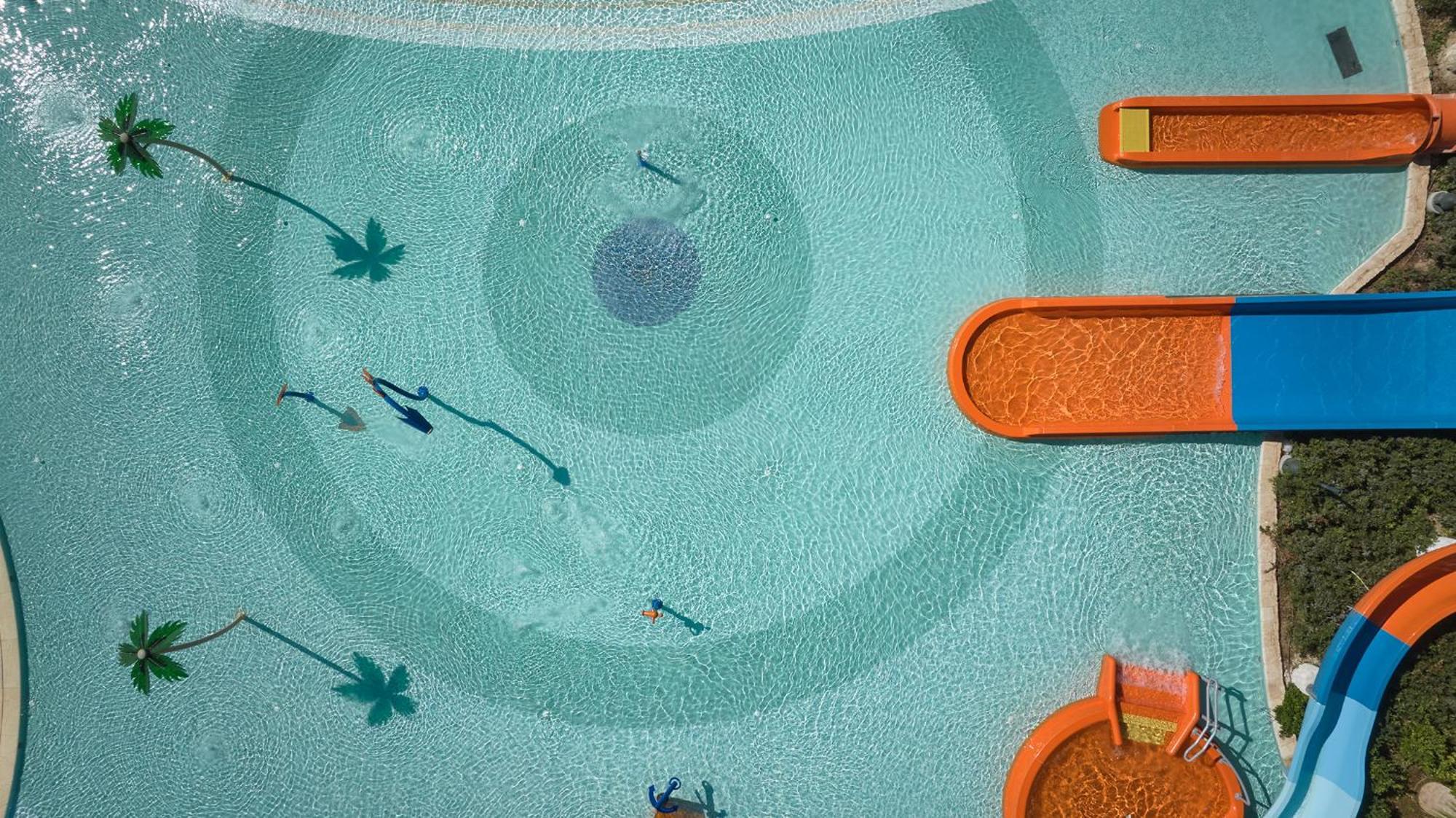 City Of Dreams Mediterranean - Integrated Resort, Casino & Entertainment Лимасол Екстериор снимка The pool at the hotel